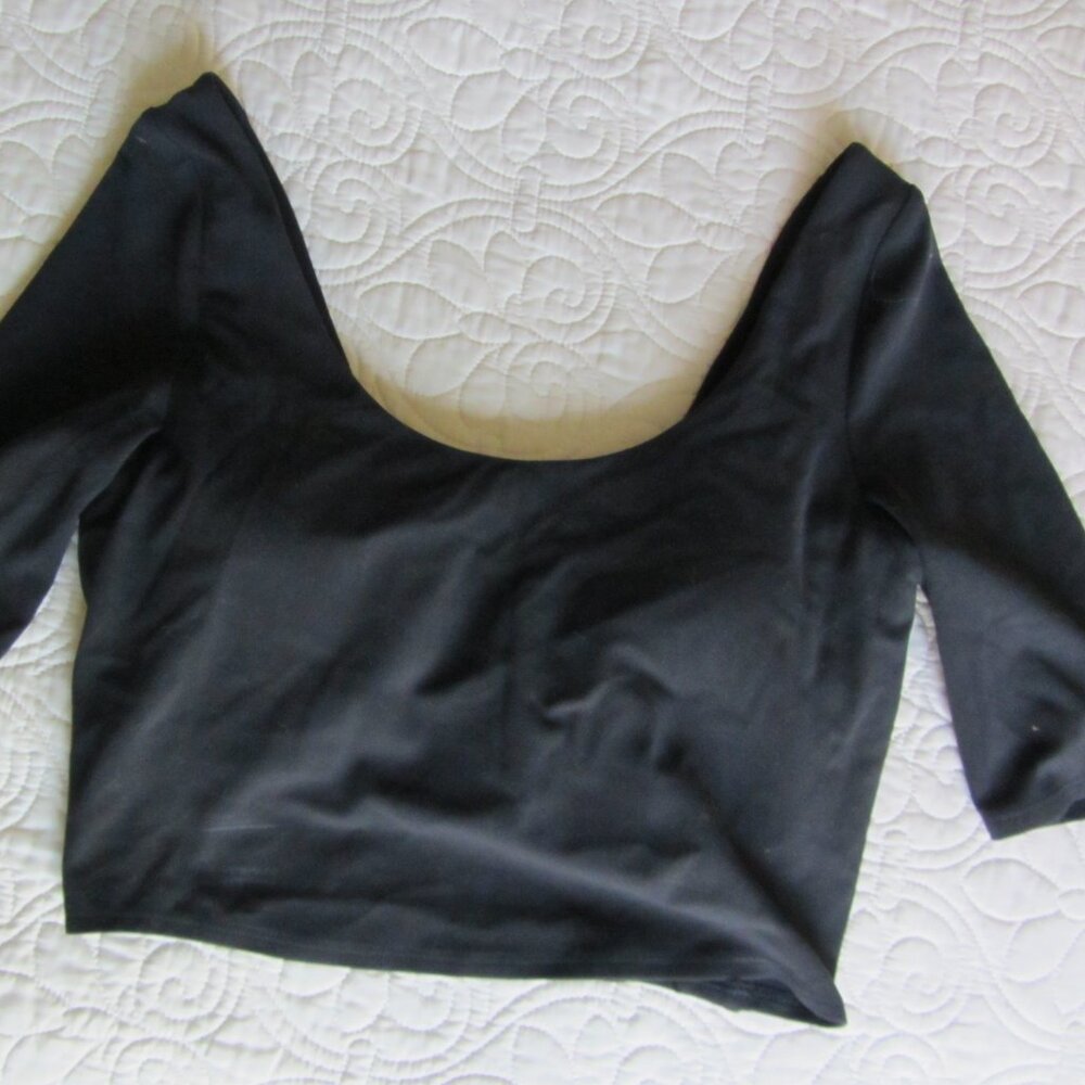 Athleta cropped short sleeve top with built in bra S Black